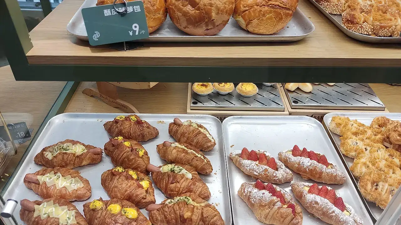 Buns on bakery trays